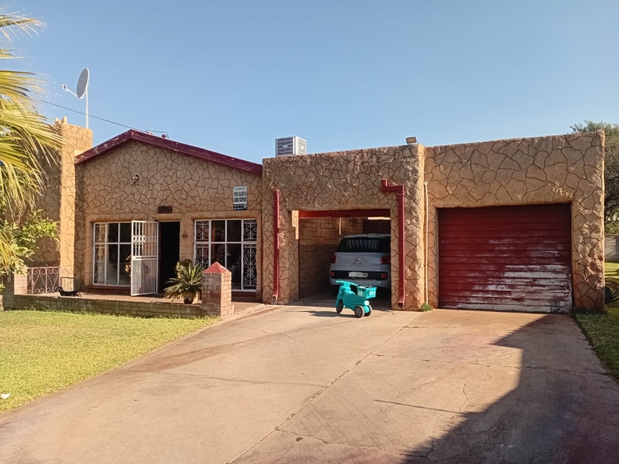 To Let 4 Bedroom Property for Rent in Kuruman Northern Cape